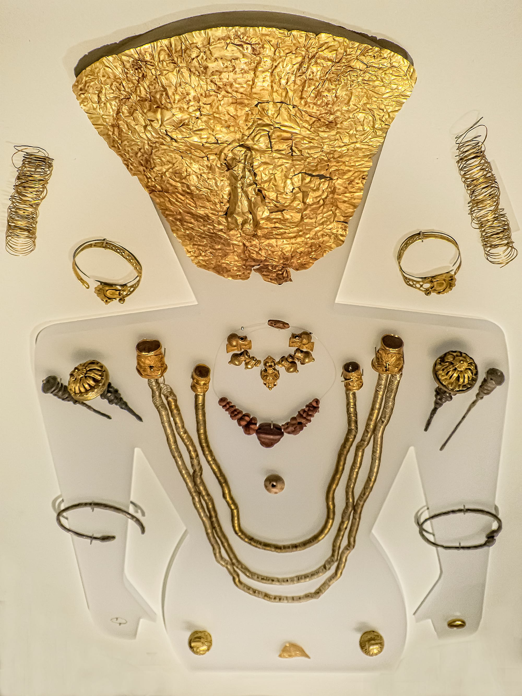 Gold grave goods and death mask from the tomb of the Lady of Sindos 510-500 BCE Macedonian Archaeolo